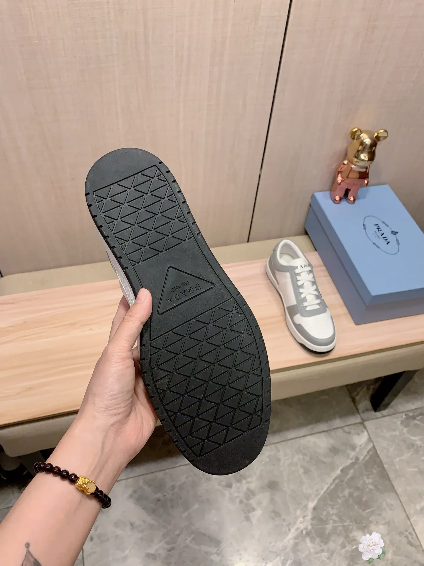 Men's Men's Shoes💰442💰💰🎩🎩[Lightning][Lightning] "PRADA*" The latest and most popular casual shoes, top brand [seduce] luxury ~ purchasing agency, top quality ~. [Strong] The upper is made of imported breathable cowhide material ➕ breathable sheepskin feet (•) with fine workmanship. The original stylish and stylish soft rubber wear-resistant and non-slip outsole is light and comfortable on the feet. The real thing looks better when photographed in real life. 226: code: 38-44, white and black 4️⃣ colors selected